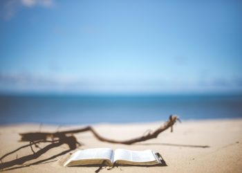 Tutti i vantaggi di portare un libro sotto l’ombrellone