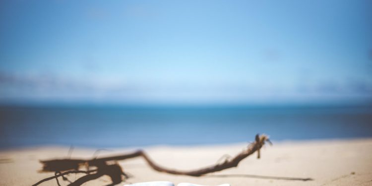 Tutti i vantaggi di portare un libro sotto l’ombrellone